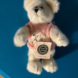 Authentic 15” Sweet Blonde BOYDS BEAR with movable head and limbs.